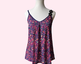 Floral V-Neck Cami Top: Blue & White Sleeveless Blouse with Built-In Bra