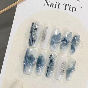 ブルーの中国風ネイル、手描きのインク竹、エレガントなクールトーンのマニキュア、水彩グラデーションのプレスオンネイル、高級なウェアラブルネイル