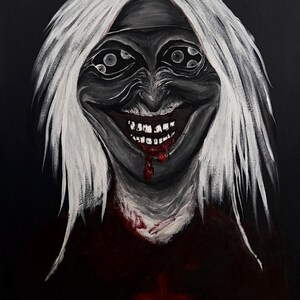 Puede incluir: Pintura en escala de grises de una figura grotesca con múltiples ojos, una amplia sonrisa sangrienta y cabello blanco. El fondo es negro, con una cruz roja en la parte inferior.