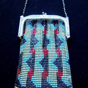 Cartera de malla pintada con diseño deco de Whitting Davis, años 20, sin forro, en perfecto estado. Artículo n.° 74