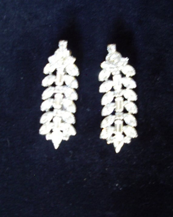 1950s WEISS Rhinestone Drop Earrings Sparkly Marq… - image 1