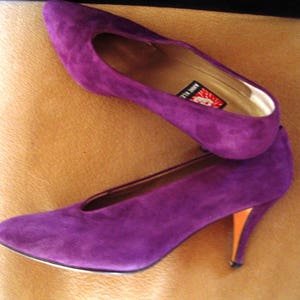 Designer &quot;Anne Klein&quot; Purple Suede Pumps High Fashion Like-New  Size 6 1/2 Med. Item #53 Shoes