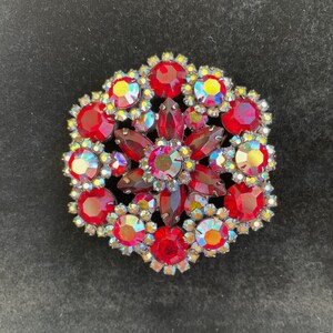 Spilla vintage con fiore di rubino, aurora boreale ed ematite, glamour anni '50 Articolo n.