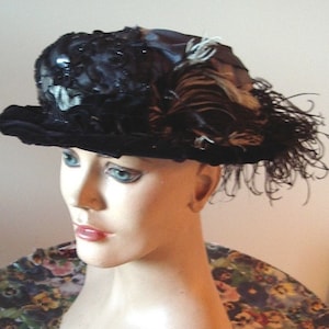 Tutti i cappelli originali dell&#39;era edoardiana con drappeggio in raso/velluto nero e finiture in struzzo/perline Articolo n. 825 Cappelli