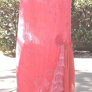 Vestido corto estilo flapper/fiesta original de la época de 1928/1929, de gasa bordada y ribeteada con flecos. Artículo n.° 214. Vestidos y trajes.