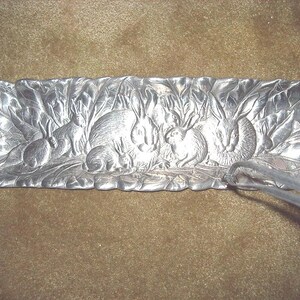 Weihnachtsgeschenk!  Kaninchen-Serviertablett von Authur Court 1986 signiert, Wilton Ware Special Metal Artikel # TD 103 Essen & Tischdecken