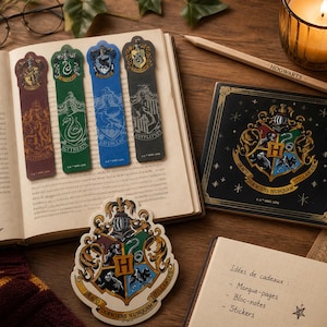 Peut inclure: Divers articles sur le thème d'Harry Potter, dont quatre marque-pages aux couleurs des maisons, un dessous de verre et un autocollant, disposés sur une surface en bois. Les marque-pages présentent les blasons de Gryffondor, Serpentard, Serdaigle et Poufsouffle. Un crayon avec "Hogwarts" est également présent.
