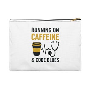 Puede incluir: Bolsa blanca con cremallera con el texto "RUNNING ON CAFFEINE & CODE BLUES" en negro. Una taza de café negra con una raya amarilla y un estetoscopio negro con una línea de latido del corazón roja están por encima del texto.