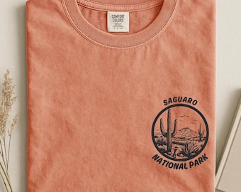 サグアロコンフォートカラーズ国立公園アリゾナシャツ、砂漠のサボテンTシャツ