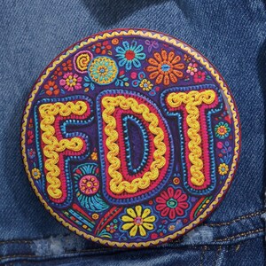 FDT Blommig Knappnål | Färgglad Protestaccessoar