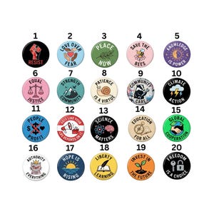 Peut inclure: Une collection de vingt badges ronds disposés en grille, chacun présentant des illustrations colorées uniques et des slogans textuels tels que Resist, Love Over Fear, Peace Now, Save The Bees, Knowledge Is Power, Equal Justice et Climate Action.