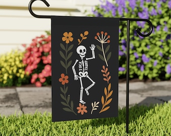 Bandeira de jardim com esqueleto anti-Trump: Estandarte floral de protesto, decoração de Halloween para o jardim.