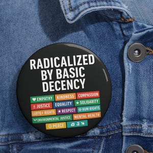 Radikaliserad av grundläggande anständighet-knapp, jämlikhet och rättvisa-knapp