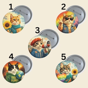 Puede incluir: Conjunto de cinco botones redondos con ilustraciones de gatos. Cada botón presenta un diseño único: un gato con un girasol, un gato con gafas de sol, un gato con un megáfono, un gato con un globo terráqueo y un gato con un corazón arcoíris. Los botones tienen un reverso de metal plateado.