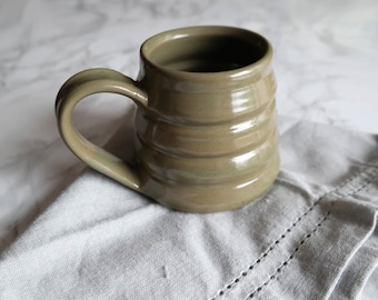 Taza de cerámica Bee Skep - Verde musgo