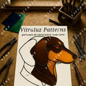 Puede incluir: Un patrón de vidriera de un perro salchicha, con secciones marrones y naranjas, numeradas. La imagen incluye herramientas y materiales para vidrieras, con el texto "Vitraluz Patterns".