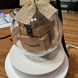 Brązowe opakowania Amazon wewnątrz ozdoby 3”