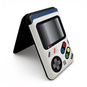 Videojuego retro: billetera magnética minimalista para 3 tarjetas con soporte; materiales veganos de primera calidad; diseño nostálgico vintage.