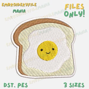 Peut inclure: Un écusson brodé représentant un œuf au plat souriant sur une tranche de pain grillé. Le motif comprend le texte "EMBROIDERYFILE MANIA FILES ONLY!" et "DST. PES 3 SIZES". L'écusson est de couleur marron, blanc et jaune.