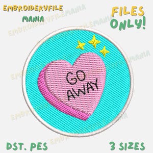 Peut inclure: Un motif de broderie rond turquoise avec un cœur rose portant l'inscription "GO AWAY" en noir. Trois étoiles jaunes sont au-dessus du cœur. Le motif est entouré d'une bordure blanche. Le texte "FILES ONLY!" et "3 SIZES" est également présent.