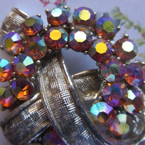 UNSIGNED Aurora Borealis & Light Goldtone Brooch