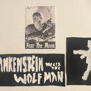 Könnte beinhalten: Drei schwarz-weiße Aufnäher mit Horrorfilm-Motiven. Ein Aufnäher zeigt ein Schwarz-Weiß-Bild eines Werwolfs mit dem Text "Fear The Moon". Ein anderer Aufnäher trägt die Aufschrift "Frankenstein Meets The Wolfman". Der dritte Aufnäher ist eine weiße Silhouette eines Monsters.