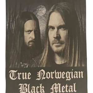 Può includere: Immagine in bianco e nero di due uomini con i capelli lunghi davanti a uno sfondo di foresta oscura con luna piena. Il testo "True Norwegian Black Metal" è stampato in bianco su sfondo nero nella parte inferiore dell'immagine.