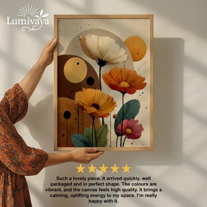Pu&ograve; includere: Una stampa artistica incorniciata con un motivo floreale nei toni dell'arancione, giallo e rosa, su uno sfondo neutro. L'opera d'arte comprende forme astratte e una cornice in legno. Il testo "Lumivaya" &egrave; visibile.