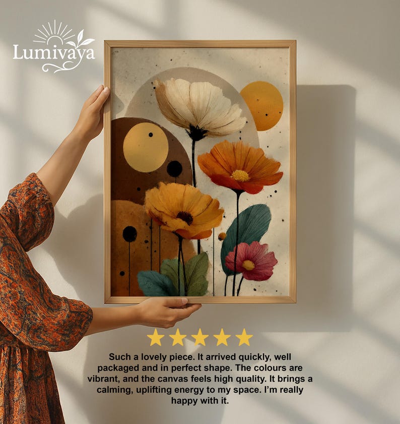 Pu&ograve; includere: Una stampa artistica incorniciata con un motivo floreale nei toni dell'arancione, giallo e rosa, su uno sfondo neutro. L'opera d'arte comprende forme astratte e una cornice in legno. Il testo "Lumivaya" &egrave; visibile.