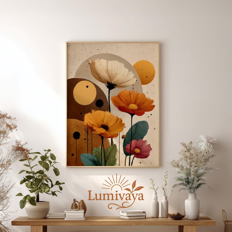 Pu&ograve; includere: Una stampa artistica incorniciata con fiori stilizzati nei toni dell'arancione, bianco e rosa su uno sfondo neutro. L'opera d'arte ha un'estetica vintage con forme geometriche e una calda tavolozza di colori. La stampa &egrave; esposta su un tavolo di legno.