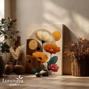 Pu&ograve; includere: Una stampa su tela con un design floreale con fiori arancioni, bianchi e rosa. L'opera d'arte ha uno sfondo neutro con forme geometriche e una calda tavolozza di colori. La stampa &egrave; esposta in una stanza con vasi decorativi e un cesto di vimini.