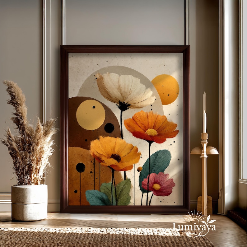 Pu&ograve; includere: Una stampa artistica incorniciata con fiori stilizzati arancioni, bianchi e rossi, con foglie verdi, su uno sfondo neutro. L'opera d'arte &egrave; in una cornice marrone scuro e include una forma gialla a forma di sole.