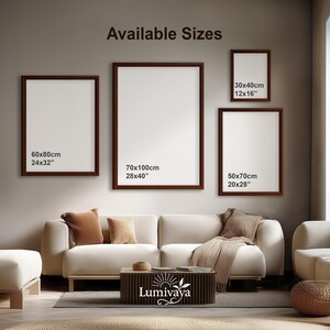 Pu&ograve; includere: Quattro stampe artistiche incorniciate di varie dimensioni sono esposte su un muro. Le dimensioni sono 30x40cm, 50x70cm, 60x80cm e 70x100cm. Le cornici sono marrone scuro. Il testo "Available Sizes" &egrave; in alto. Un divano e un tavolino sono in primo piano.