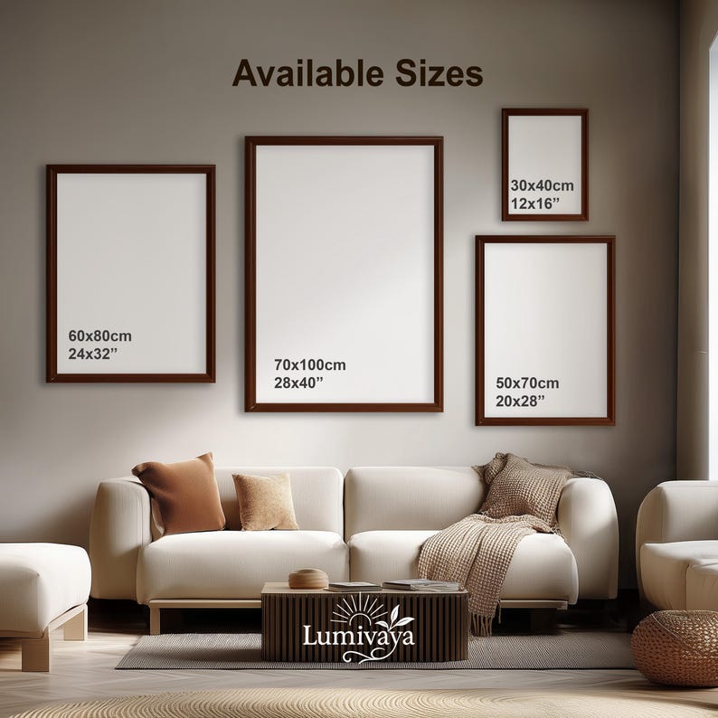 Pu&ograve; includere: Quattro stampe artistiche incorniciate di varie dimensioni sono esposte su un muro. Le dimensioni sono 30x40cm, 50x70cm, 60x80cm e 70x100cm. Le cornici sono marrone scuro. Il testo "Available Sizes" &egrave; in alto. Un divano e un tavolino sono in primo piano.