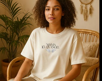 Camiseta "Mamá a un ángel" con colores reconfortantes, camiseta conmemorativa para el duelo y la pérdida, regalo del Día de la Madre, camiseta unisex teñida, concienciación sobre la pérdida de un hijo.