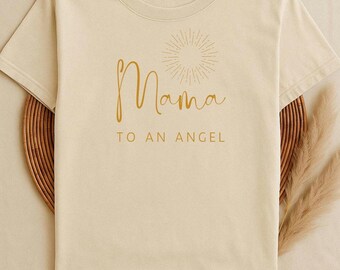 Camiseta "Mamá a un ángel" con colores reconfortantes, camiseta conmemorativa para el duelo y la pérdida, regalo del Día de la Madre, camiseta unisex teñida, concienciación sobre la pérdida de un hijo.