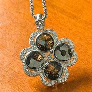 Puede incluir: Un letrero de madera hecho a mano con la palabra "Welcome" en una fuente juguetona. El letrero presenta un fondo blanco desgastado y un marco marrón oscuro, ideal para una puerta principal o entrada.