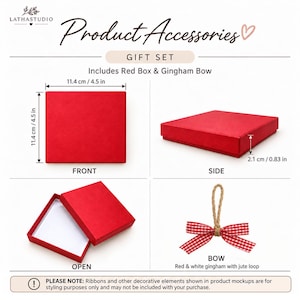 K&ouml;nnte beinhalten: Ein rotes Geschenkbox-Set mit quadratischem Deckel und Boden. Die Box misst 11,4 cm mal 11,4 cm bei einer H&ouml;he von 2,1 cm. Das Set enth&auml;lt eine rot-wei&szlig;e Vichy-Schleife mit Juteschlaufe. Der Text umfasst Product Accessories, Gift Set, Includes Red Box & Gingham Bow, Front, Side, Open, Bow sowie einen Hinweis.