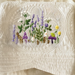 Couverture pour bébé brodée de fleurs sauvages, courtepointe florale pour bébé, cadeau de baby shower avec nom personnalisé, courtepointe de bébé héritage, cadeau de baby shower n°2