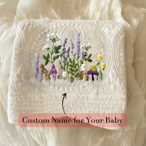 Couverture botanique pour bébé, couette florale pour bébé, coton matelassé avec fleurs sauvages et broderie de nom personnalisée, cadeau de baby shower, édredon de bébé héritage #2