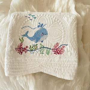 Couverture brodée pour bébé, couverture pour bébé baleine, cadeau pour une première maman, couverture pour bébé océan, couette pour bébé sous la mer, cadeau baby shower n°5