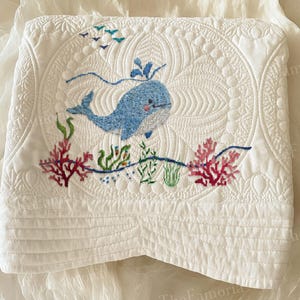 Couverture broderie baleine, couverture bébé baleine, cadeau première maman, couverture bébé océan, couette bébé sous la mer, cadeau baby shower n°5