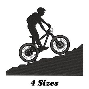 Puede incluir: Silueta en blanco y negro de una persona montando una bicicleta de montaña cuesta arriba. La bicicleta tiene dos ruedas y la persona lleva un casco.