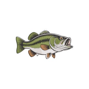 Könnte beinhalten: Gesticktes Design eines Großmaulbasses, mit einem grün-schwarz gestreiften Körper, braunen Flossen und offenem Maul. Der Fisch ist vor einem weißen Hintergrund platziert, geeignet für Angel-Themen-Bastelarbeiten oder -Kleidung.