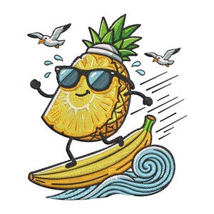 Puede incluir: Un diseño bordado que muestra una piña amarilla con gafas de sol negras y una cinta blanca, surfeando sobre un plátano amarillo sobre una ola azul estilizada, con dos gaviotas blancas volando en el fondo.