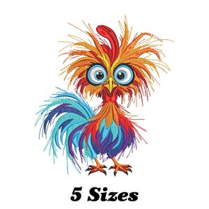 Puede incluir: Un diseño de bordado caprichoso de un gallo con colores vibrantes. El gallo presenta una cresta roja, plumas naranjas y amarillas, plumas de la cola azules y moradas y ojos grandes y expresivos. El texto "5 Sizes" está debajo.