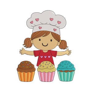 Può includere: Illustrazione di un cartone animato di una ragazzina con un cappello da chef con cuori rosa e una maglietta rossa. Sorride con le braccia tese, e ci sono tre cupcake davanti a lei. I cupcake hanno glassature e involucri di colori diversi.