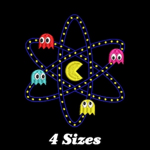 Könnte beinhalten: Gesticktes Design mit einem gelben Pac-Man in der Mitte, umgeben von vier bunten Geistern, innerhalb einer blauen atomähnlichen Struktur. Der Text "4 Sizes" ist darunter auf schwarzem Hintergrund zu sehen.