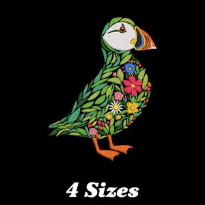 Könnte beinhalten: Gestickte Darstellung eines Papageientauchers aus grünen Blättern und bunten Blumen. Der Papageientaucher blickt nach rechts und hat ein schwarzes Auge und einen orangefarbenen Schnabel. Der Text "4 Sizes" befindet sich unterhalb des Papageientauchers.