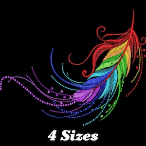 Puede incluir: Un diseño de pluma bordada en colores del arcoíris, incluyendo rojo, naranja, amarillo, verde, azul y morado, sobre un fondo negro. El diseño incluye remolinos decorativos y acentos de estrellas. El texto en la parte inferior dice "4 Sizes".